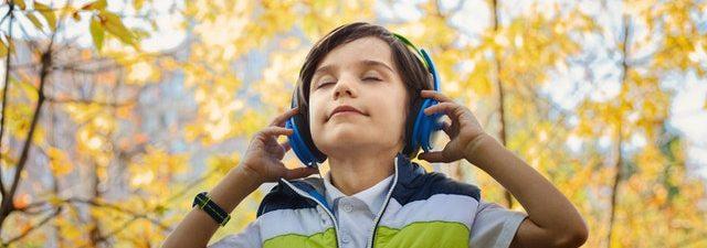 Kid listening to mucis